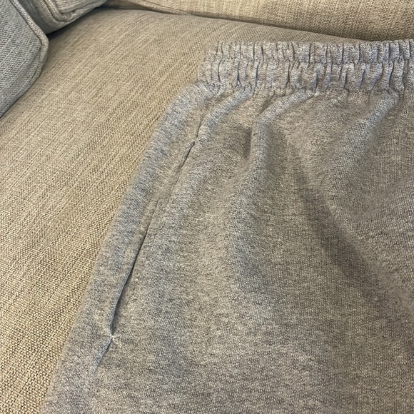 Grey sweatpants, cinched at bottom - Picture 3 of 4